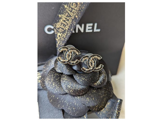 Chanel CC B15Orecchini GHW con logo V in smalto nero - vista 2