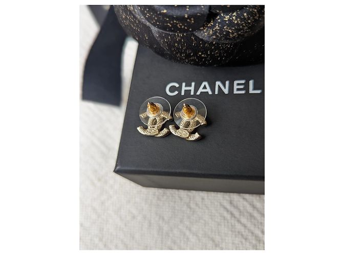 Chanel CC F19Scatola per orecchini con logo hardware dorato in cristallo V Timeless D'oro - vista 10