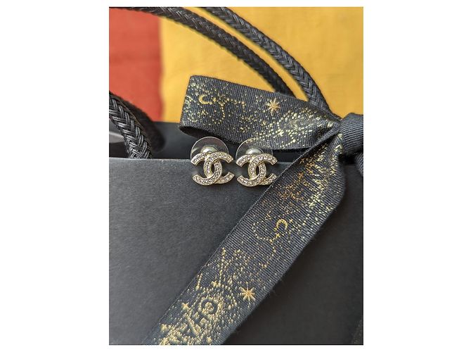 Chanel CC F19Scatola per orecchini con logo hardware dorato in cristallo V Timeless D'oro - vista 11