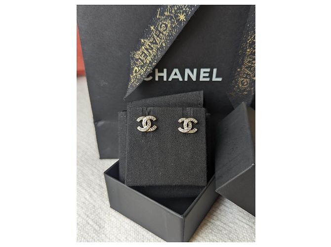 Chanel CC F19Scatola per orecchini con logo hardware dorato in cristallo V Timeless D'oro - vista 2
