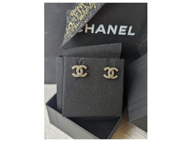 Chanel CC F19Scatola per orecchini con logo hardware dorato in cristallo V Timeless D'oro - vista 3