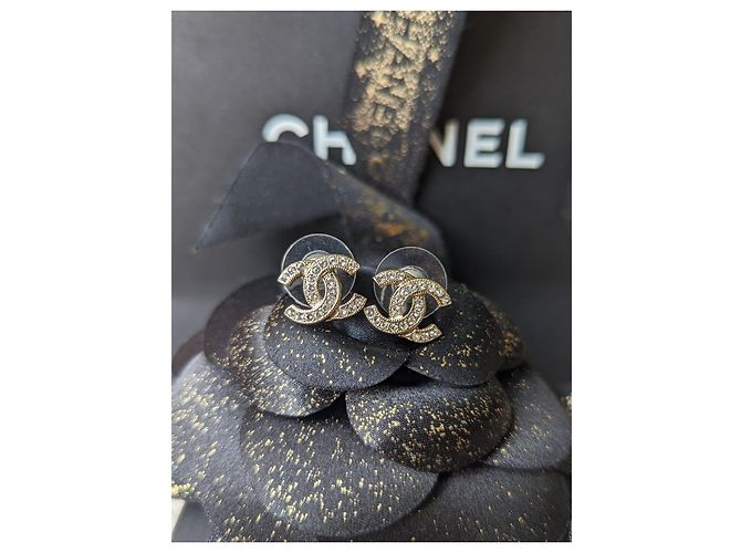 Chanel CC F19Scatola per orecchini con logo hardware dorato in cristallo V Timeless D'oro - vista 4