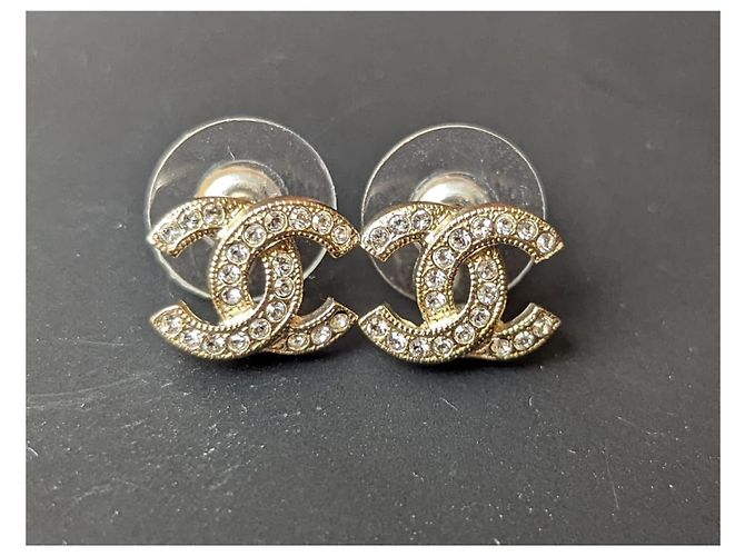 Chanel CC F19Scatola per orecchini con logo hardware dorato in cristallo V Timeless D'oro - vista 5