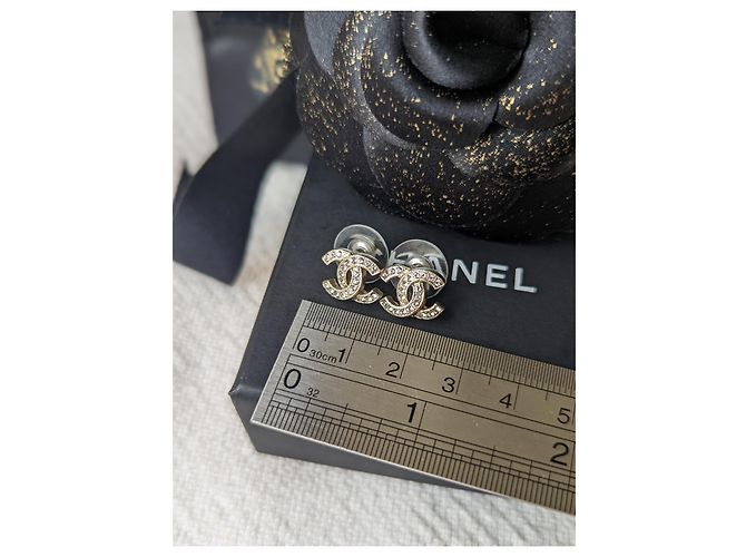 Chanel CC F19Scatola per orecchini con logo hardware dorato in cristallo V Timeless D'oro - vista 7