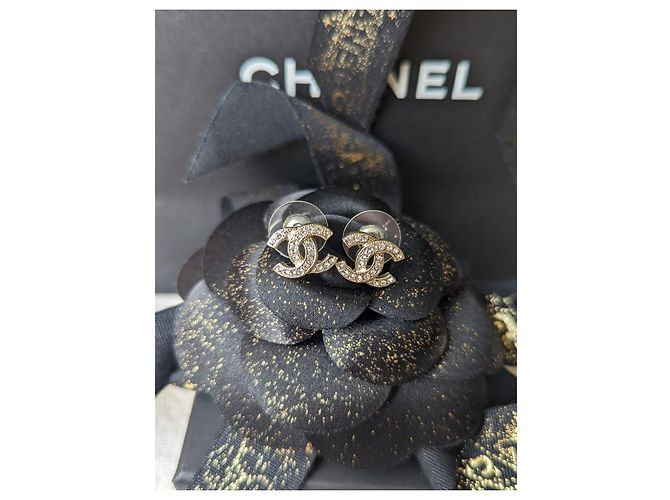 Chanel CC F19Scatola per orecchini con logo hardware dorato in cristallo V Timeless D'oro - vista 9