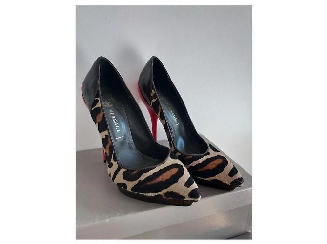 Décolleté Versace Leopardato in Pelle Vernice 37 Stampa leopardo - vista 3