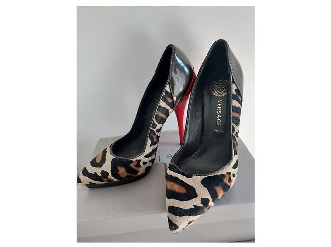 Décolleté Versace Leopardato in Pelle Vernice 37 Stampa leopardo - vista 9