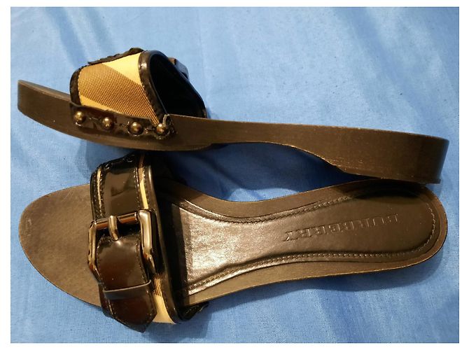 Sabot Burberry in legno nero verniciato - vista 2