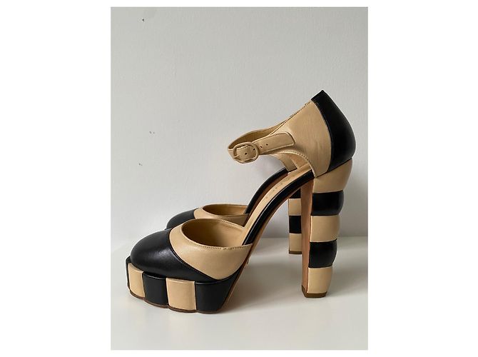 Sandali Chanel bicolore in pelle nero e beige - vista 2