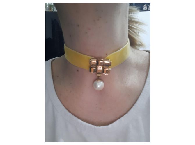 Collana chocker Valentino Garavani in velluto giallo con perla D'oro - vista 2
