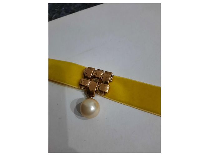 Collana chocker Valentino Garavani in velluto giallo con perla D'oro - vista 6