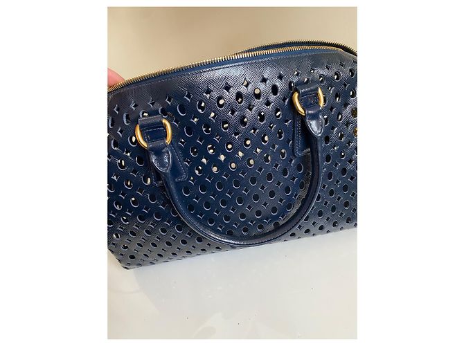 Borsa bowling Prada in pelle verniciata traforata blu - vista 10