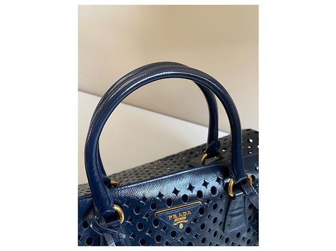 Borsa bowling Prada in pelle verniciata traforata blu - vista 11