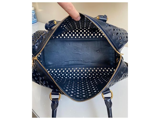 Borsa bowling Prada in pelle verniciata traforata blu - vista 12