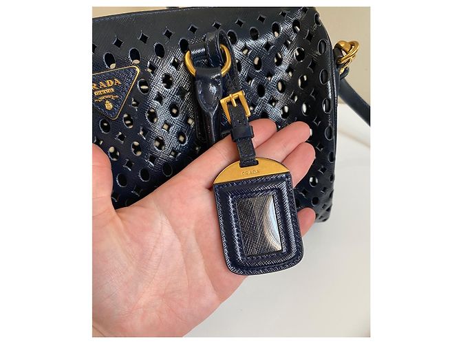 Borsa bowling Prada in pelle verniciata traforata blu - vista 13