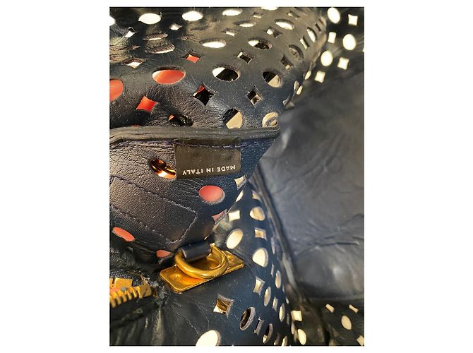 Borsa bowling Prada in pelle verniciata traforata blu - vista 15