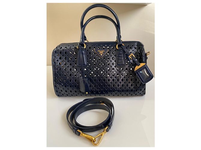 Borsa bowling Prada in pelle verniciata traforata blu - vista 16