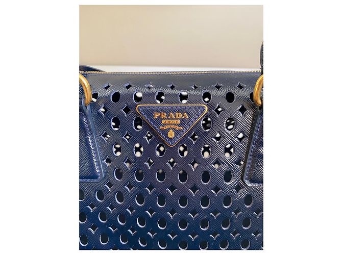 Borsa bowling Prada in pelle verniciata traforata blu - vista 17