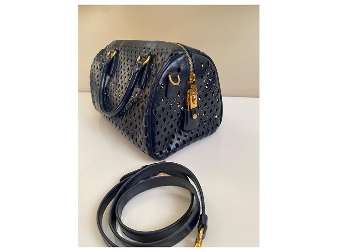 Borsa bowling Prada in pelle verniciata traforata blu - vista 4