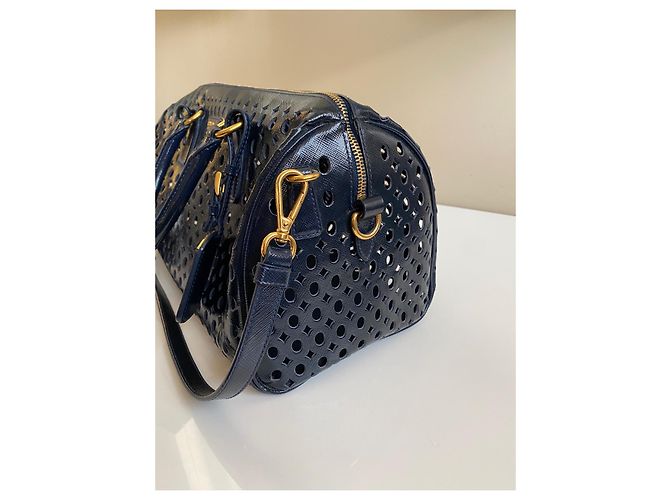Borsa bowling Prada in pelle verniciata traforata blu - vista 5