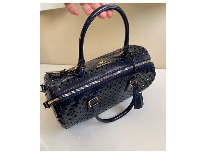 Borsa bowling Prada in pelle verniciata traforata blu - vista 6