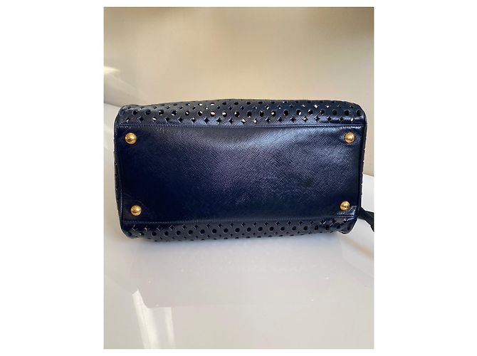 Borsa bowling Prada in pelle verniciata traforata blu - vista 7