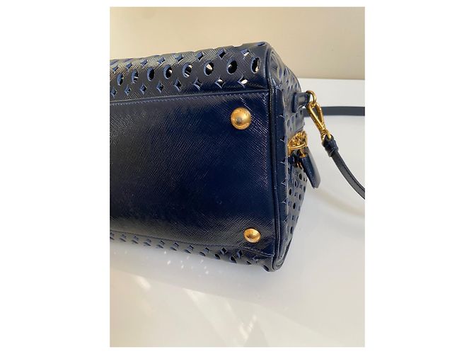 Borsa bowling Prada in pelle verniciata traforata blu - vista 8