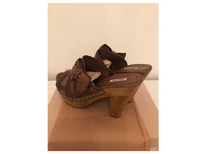 Zoccoli Miu Miu in pelle marrone - vista 2