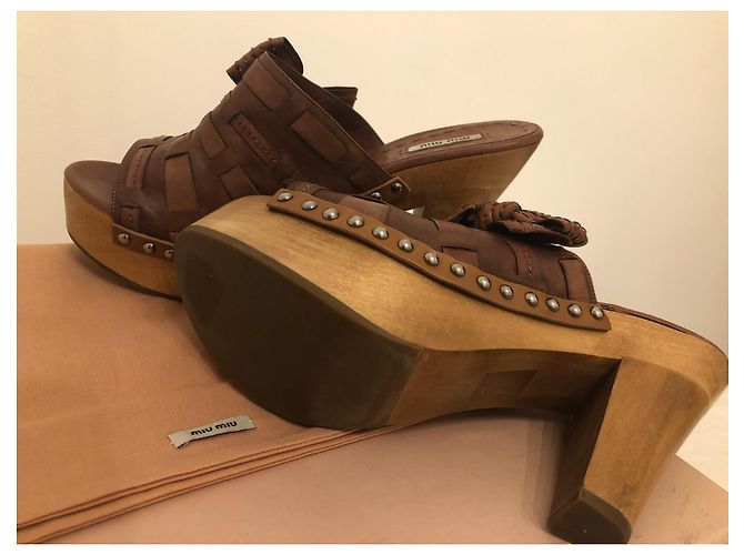 Zoccoli Miu Miu in pelle marrone - vista 4