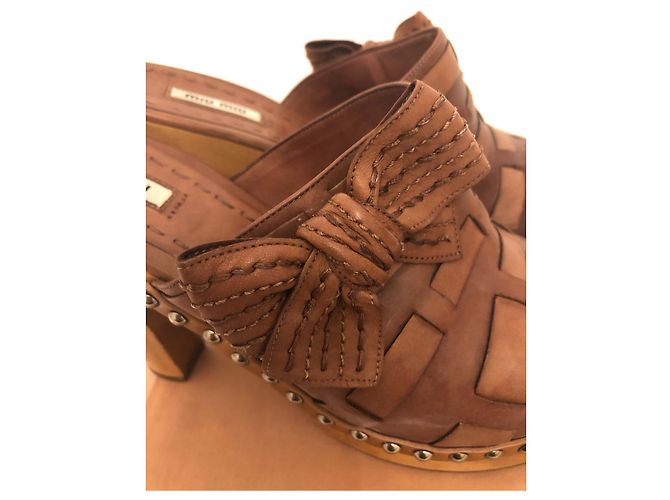 Zoccoli Miu Miu in pelle marrone - vista 5