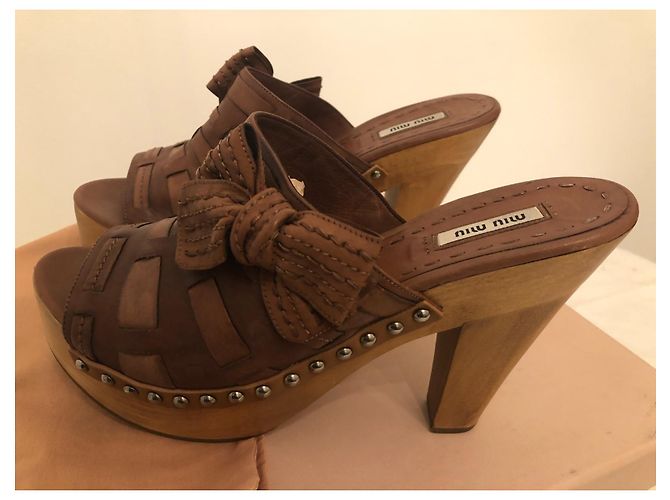 Zoccoli Miu Miu in pelle marrone - vista 6