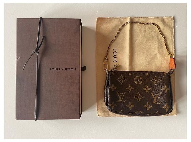 Louis Vuitton Mini pochette accessoire Chocolat - vue 3