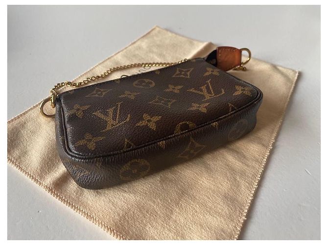 Louis Vuitton Mini pochette accessoire Chocolat - vue 6