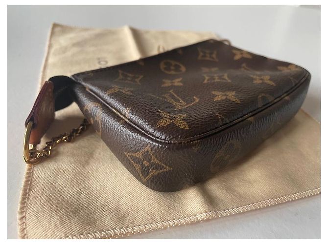 Louis Vuitton Mini pochette accessoire Chocolat - vue 7
