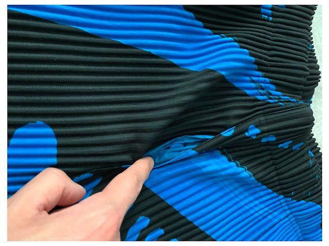 Issey Miyake Pantaloni Homme Plissé neri e blu - vista 7