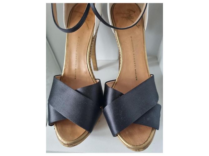 Giuseppe Zanotti Sandali Zanotti con cinturini alla caviglia e dettagli dorati Nero Bianco D'oro - vista 11