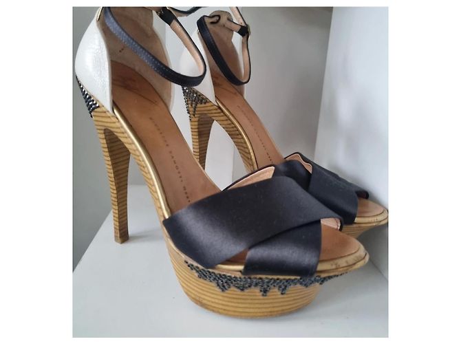 Giuseppe Zanotti Sandali Zanotti con cinturini alla caviglia e dettagli dorati Nero Bianco D'oro - vista 9