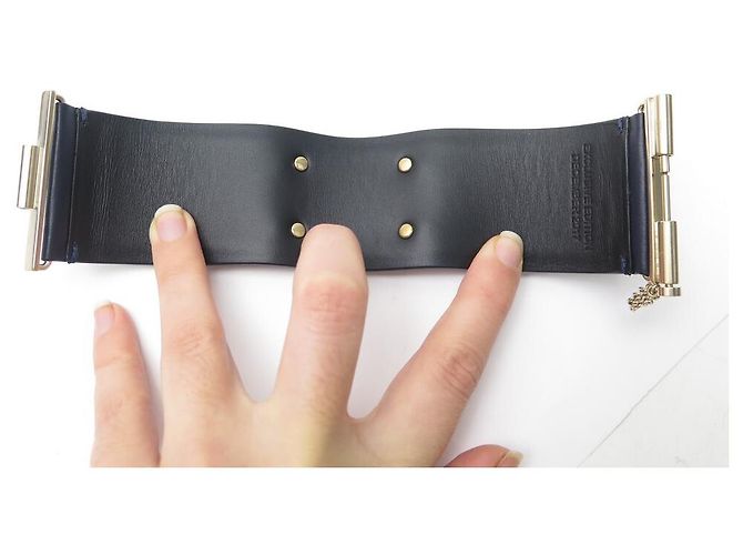 BRACCIALE NEW CHANEL CUFF LOGO CC L SCATOLA IN PELLE BLU E METALLO ORO Blu navy - vista 3