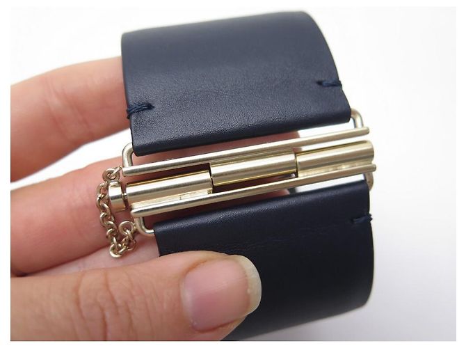 BRACCIALE NEW CHANEL CUFF LOGO CC L SCATOLA IN PELLE BLU E METALLO ORO Blu navy - vista 6