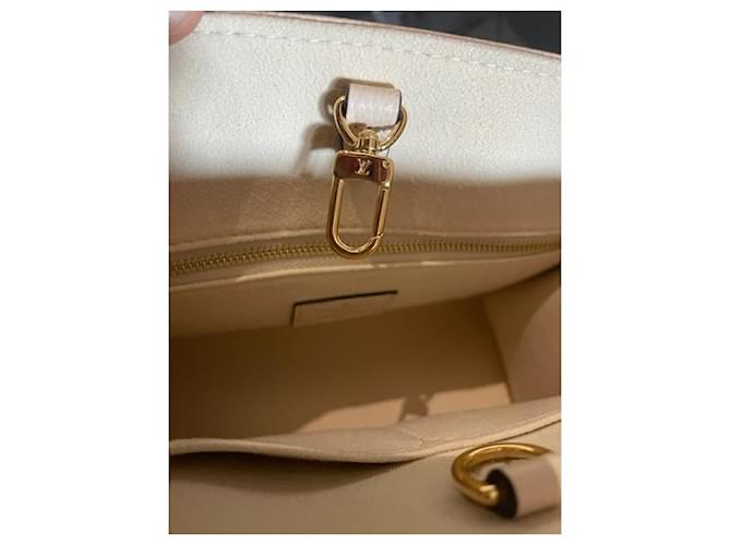 Onthego Louis Vuitton PM in movimento Bianco sporco - vista 2