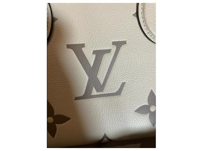 Onthego Louis Vuitton PM in movimento Bianco sporco - vista 3