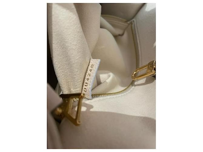 Onthego Louis Vuitton PM in movimento Bianco sporco - vista 4
