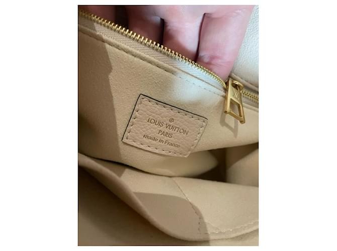 Onthego Louis Vuitton PM in movimento Bianco sporco - vista 5