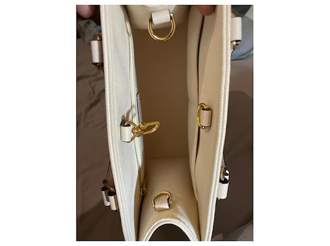 Onthego Louis Vuitton PM in movimento Bianco sporco - vista 6