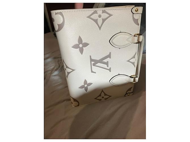 Onthego Louis Vuitton PM in movimento Bianco sporco - vista 7
