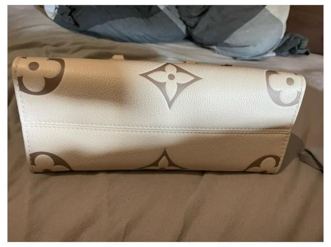 Onthego Louis Vuitton PM in movimento Bianco sporco - vista 8