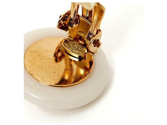 Chanel Ohrclips Perlen und Gold CC cremefarben Kunststoff Aus weiß - Ansicht 3