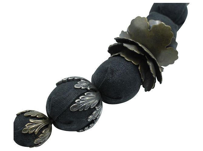 Marni Schwarze Perlenkette mit Messingblättern - Ansicht 3