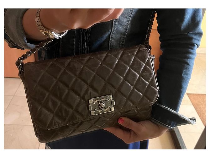 Borsa Chanel Boy in pelle marrone - vista 3