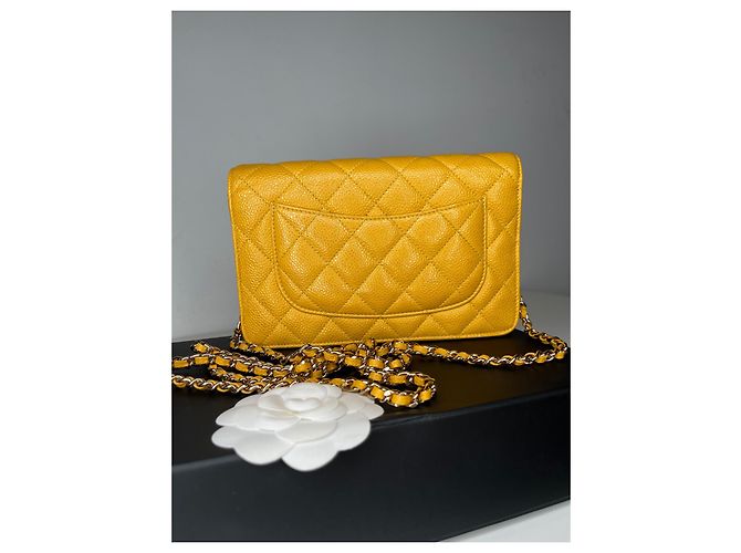 Wallet On Chain Chanel Cartera atemporal caviar acolchada con cadena Amarillo - vista 2